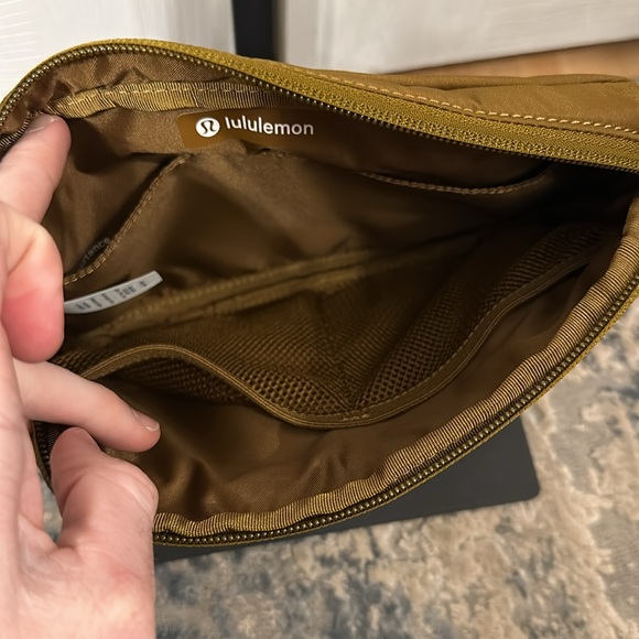 Lululemon City Adventurer Crossbody Bag 2.5L - Picture 10 of 11